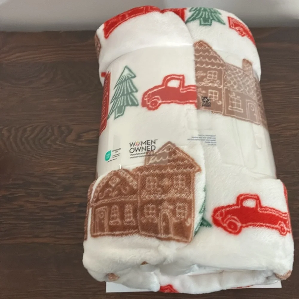 NWT- Cozy Oversized Holiday Throw Blanket w/ Red Trucks, Green Trees 60x72
